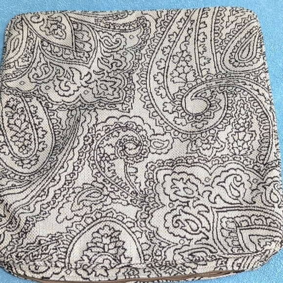 Brand New - (2) La-Z-Boy 18x18 Accent Pillow Covers Paisley Motif - Picture 13 of 14